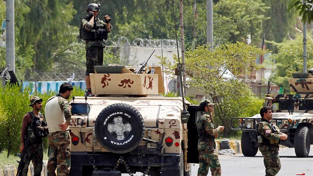 Afghánské bezpečnostní složky hlídají okolí věznice ve městě Dželálábád. (3. srpna 2020)