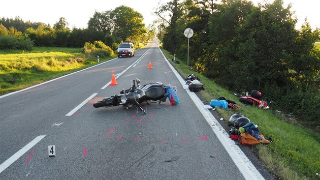 U nepehledn odboky k zbavnmu centru Peklo do sebe vrazily ti motorky. Na mst zasahoval vrtulnk.