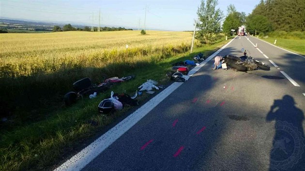 U nepehledn odboky k zbavnmu centru Peklo do sebe vrazily ti motorky. Na mst zasahoval vrtulnk.