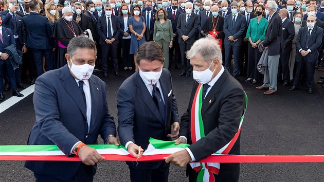 Veernho slavnostnho ceremonilu se astnil italsk prezident Sergio Mattarella a premir Giuseppe Conte, kte slavnostn pestihli psku od novho mostu. (3. srpna 2020)