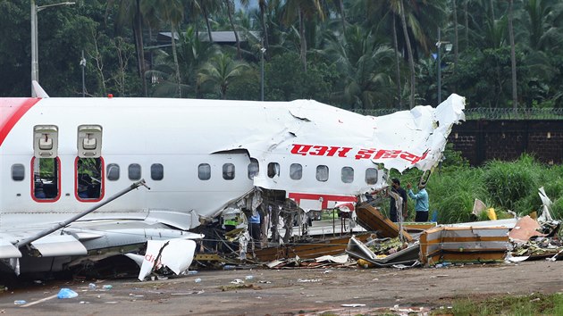 Letadlo spolenosti Air India v ptek sklouzlo pi pistn na letiti v indickm mst Kalikut z drhy a rozlomilo se napl. Nehoda stroje, kter letl z Dubaje, si vydala nejmn 17 obt a 123 zrannch. Nejmn 15 zrannch je v kritickm stavu. (8. srpna 2020)