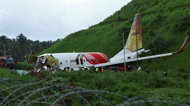 Letadlo spolenosti Air India v ptek sklouzlo pi pistn na letiti v indickm mst Kalikut z drhy a rozlomilo se napl. Nehoda stroje, kter letl z Dubaje, si vydala nejmn 17 obt a 123 zrannch. Nejmn 15 zrannch je v kritickm stavu. (8. srpna 2020)