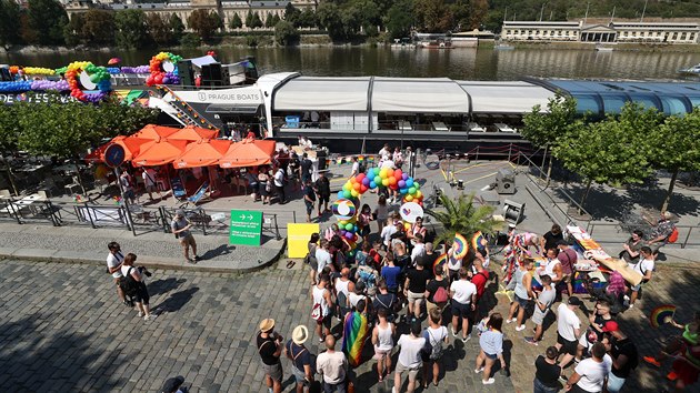 Msto duhovho prvodu desetitisc lid praskmi ulicemi vypluj tento rok ped zvrem festivalu Prague Pride lod na Vltavu. (8. srpna 2020)