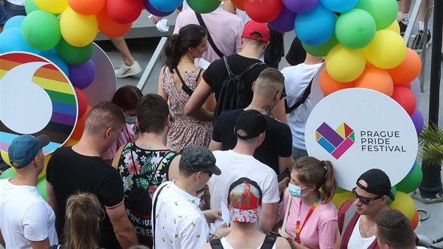 Msto duhovho prvodu desetitisc lid praskmi ulicemi vypluj tento rok ped zvrem festivalu Prague Pride lod na Vltavu.(8. srpna 2020)