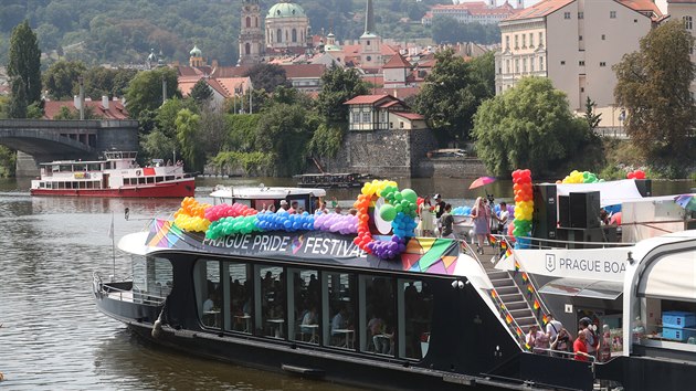 Leton Prague Pride bez barevnho prvodu. Na zvr vypluly lod na Vltavu. (8. srpna 2020)