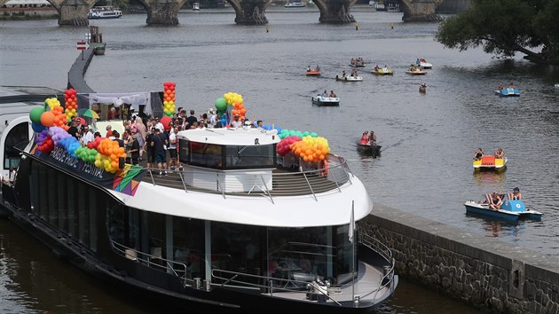 Vyzdobené lodě na festivalu Prague Pride. (8. srpna 2020)