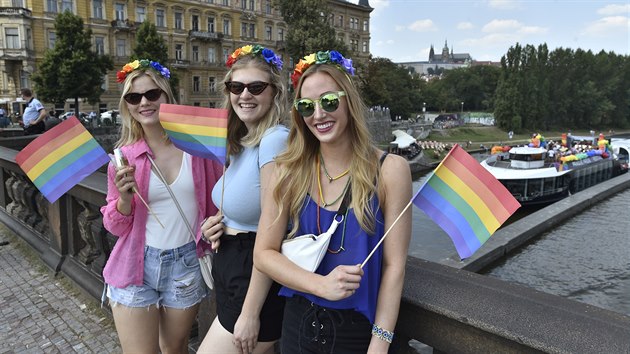 Účastníci festivalu gayů, leseb, bisexuálů, translidí a dalších sexuálních menšin Prague Pride na mostě Legií, pod kterým 8. srpna 2020 proplouvá loď účastmící se Duhové plavby po Vltavě. Ta v tomto roce kvůli opatřením proti šíření covid-19 nahradila průvod Prahou.