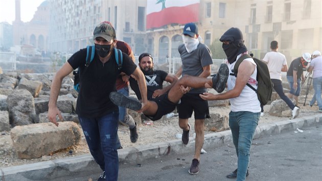 V Libanonu probhaj mohutn demonstrace proti vld. Demonstranti v sobotu v hlavnm mst vzali tokem budovy ministerstev a pokodili kancele Sdruen libanonskch bank. (8. srpna 2020)