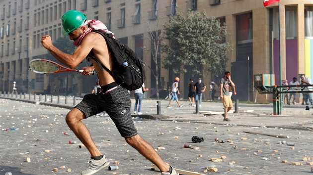 V Libanonu probhaj mohutn demonstrace proti vld. Demonstranti v sobotu v hlavnm mst vzali tokem budovy ministerstev a pokodili kancele Sdruen libanonskch bank. (8. srpna 2020)