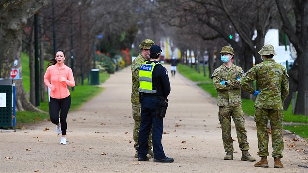 V australskm Melbourne plat a do poloviny z vjimen stav, kter vrazn omezuje voln pohyb obyvatel. (3. srpna 2020)