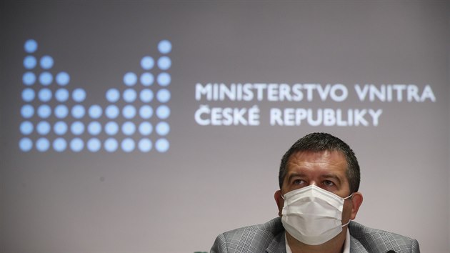 Ministr vnitra Jan Hamek na tiskov konferenci po jednn zstupc parlamentnch stran o monostech pravy volebn praxe pi epidemii koronaviru. (5. srpna 2020)