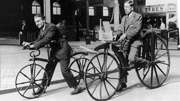 Dva muži na „běhacím stroji“, vynálezu Karla Draise