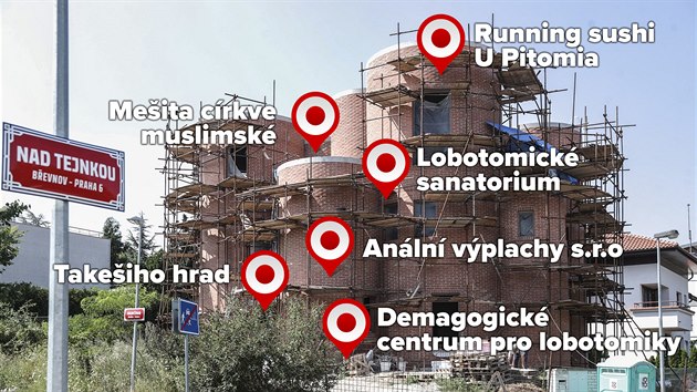 Lid si v mapch utahuj z Okamurova domu