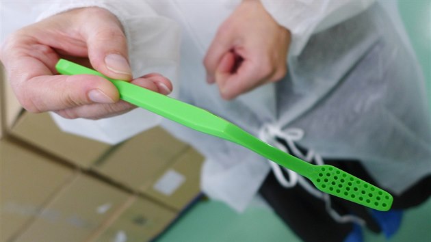 U v�robk� dent�ln� hygieny se pelh�imovsk� spole�nost rad� i se stomatology. Ti vy�aduj� jednoduch� dr��tko a malou hlavi�ku.