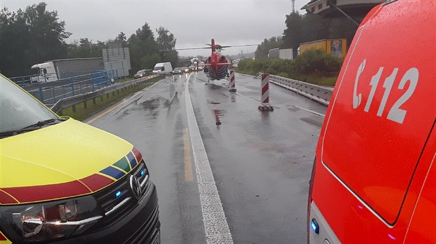 P�i v�n� hromadn� nehod� u Humpolce se zranili dva lid� z osobn�ho vozu. Na d�lnici p�ist�val z�chran��sk� vrtuln�k.