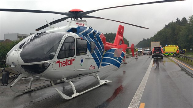 P�i v�n� hromadn� nehod� u Humpolce se zranili dva lid� z osobn�ho vozu. Na d�lnici p�ist�val z�chran��sk� vrtuln�k.