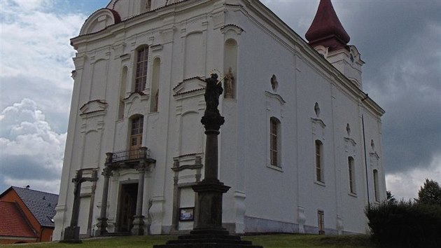 Kostel svat�ho Tom�e Becketa v Nov� Cerekvi, kolem n�ho� se nat��ely sc�ny z pouti. Herci byli p�ed kamerou i v mal� v�i�ce kostela.