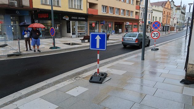 Z p�vodn� obousm�rn� Doln� ulice je po rekonstrukci jednosm�rka. Auta ji projedou pouze ve sm�ru od centra k mostu p�es S�zavu.