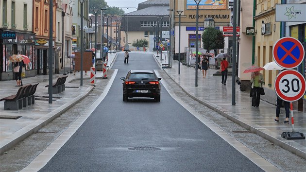 Na ka�d� stran� asfaltov� vozovky je metr �irok� vydl�d�n� pruh. Lid� si je �asto myln� pletou s cyklostezkou. Maj� slou�it pro p��padn� provizorn� obousm�rn� provoz.