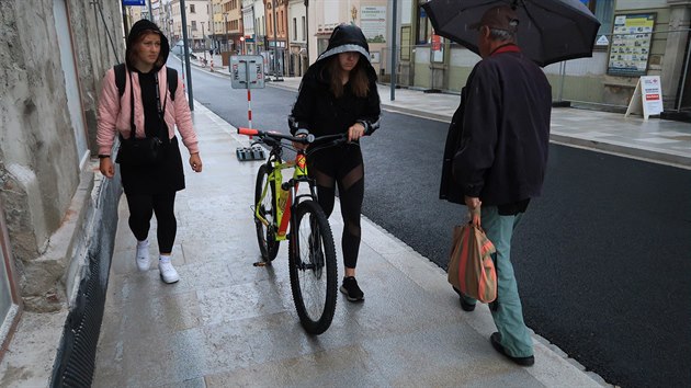 Lid� se kone�n� na chodn�ku vyhnou i v neju���m bod� ulice nedaleko mostu p�es S�zavu. V t�chto m�stech nemohli vedle sebe dosud j�t dva lid�, nato� pak t�i.