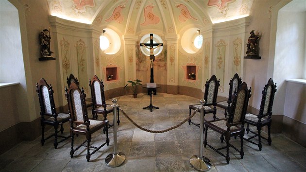 Pod nnosy omtek v kapli sv. Jilj, kter bude znovu vysvcena, se skrvaly pvodn fresky, kter nov majitel nechali obnovit.