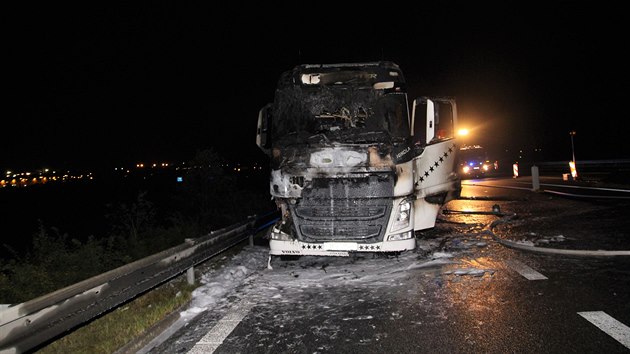 Na D8 u Lovosic shoel kamion, kter vezl hutn materil. Nehoda blokovala dlnici deset hodin.