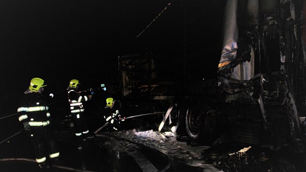 Na D8 u Lovosic shořel kamion, který vezl hutní materiál. Nehoda blokovala dálnici deset hodin.