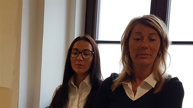 Ped teplickm okresnm soudem dnes jako svdkyn vypovdala matka (vpravo) pokozen eny, kter na koupaliti tak byla. (4. srpna 2020)