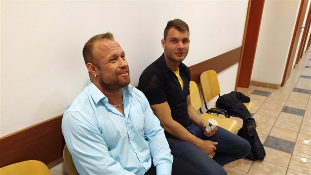 Kulturista, zápasník a youtuber Filip Grznár u okresního soudu v Chomutově (4. srpna 2020)