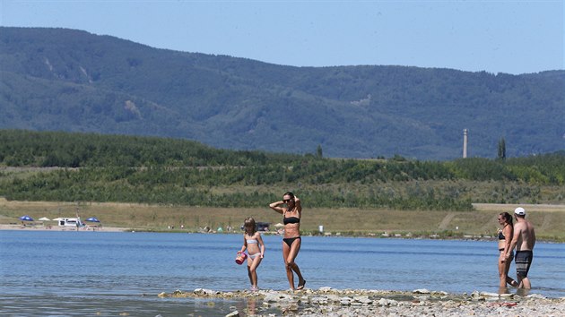 Jezero Milada trp stle nedostaten infrastruktura a podle mnohch rekreant, kte sem zajdj, i rozvojov plny.