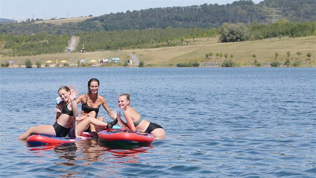 Jezero Milada trp stle nedostaten infrastruktura a podle mnohch rekreant, kte sem zajdj, i rozvojov plny.