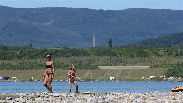Jezero Milada, které se veřejnosti otevřelo před pěti lety, trápí stále nedostatečná infrastruktura a podle mnohých rekreantů, kteří sem zajíždějí, i rozvojové plány.