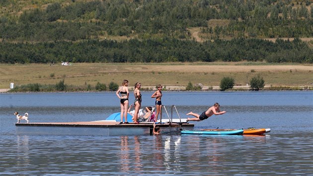 Jezero Milada, kter se veejnosti otevelo ped pti lety, trp stle nedostaten infrastruktura a podle mnohch rekreant, kte sem zajdj, i rozvojov plny.