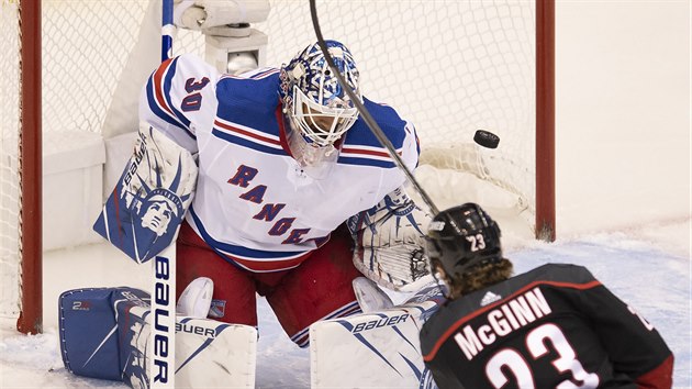 Brank New York Rangers Henrik Lundqvist el anci Brocka McGinna z Caroliny.