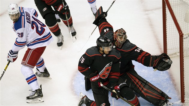 Brank Caroliny Petr Mrzek zasahuje v utkn proti New York Rangers.