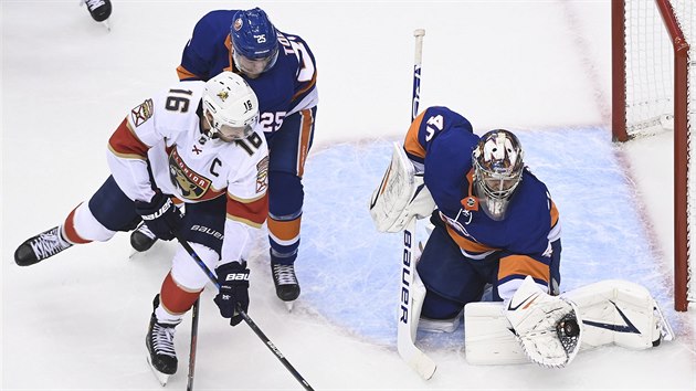 Brank New York Islanders Semjon Varlamov zasahuje, Aleksander Barkov z Floridy u se k dorce nedostane.