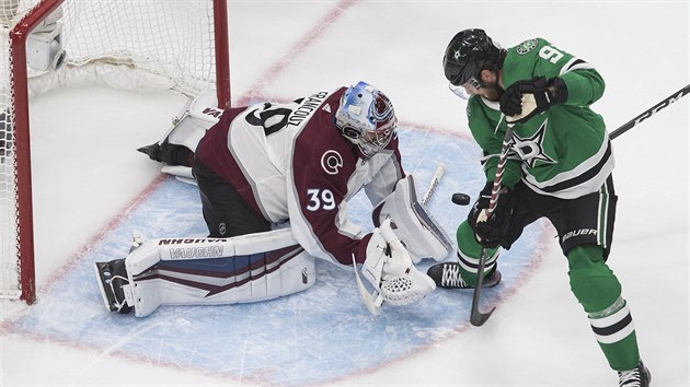 Brank Colorada Pavel Francouz v akci, proti nmu Tyler Seguin z Dallasu.