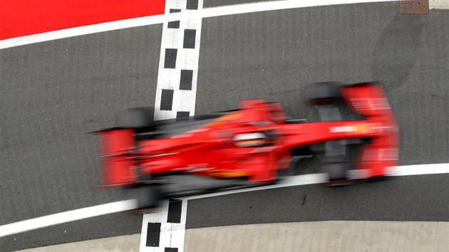 Sebastian Vettel v kvalifikaci na Velkou cenu k 70. vro F1 v Silverstonu.