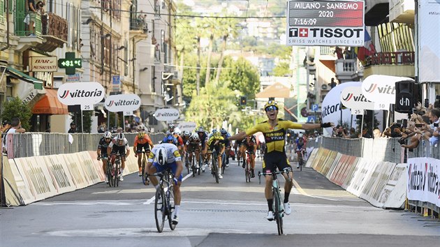 Wout Van Aert vtz ve finii cyklistickho zvodu Miln-San Remo, vedle druh Julian Alaphilippe.