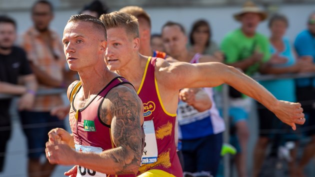 Jan Veleba ve finle stovky na eskm atletickm ampiontu v Plzni, za nm druh Dominik Zlesk.