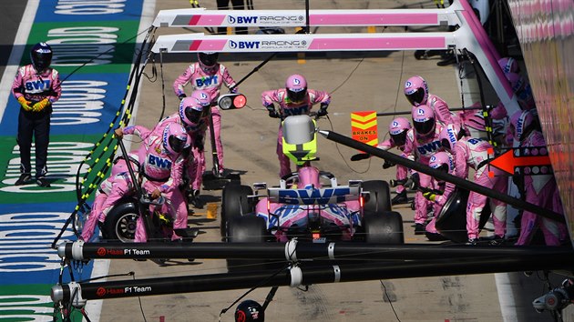 Lance Stroll v boxech ve Velk cen k 70. vro F1 v Silverstonu.