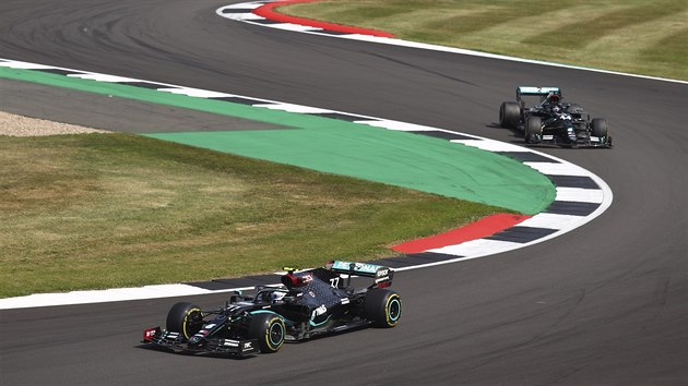 Valtteri Bottas (vpedu) a Lewis Hamilton ve Velk cen k 70. vro F1 v Silverstonu.