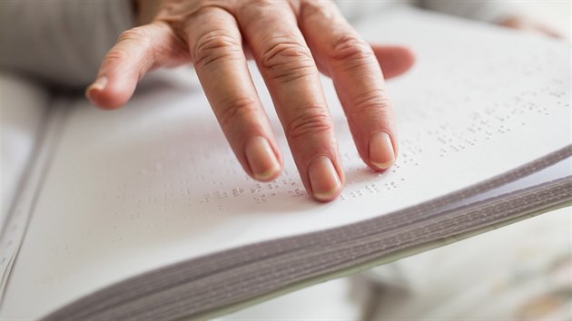 Čtení textu v Braillově písmu