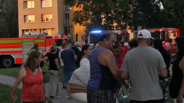 Por panelovho domu na ulici Mrov v Bohumn na Karvinsku, kde zahynulo 11 lid. Hoelo v 11 pate. Jednalo se o hsk tok (8. srpna 2020).