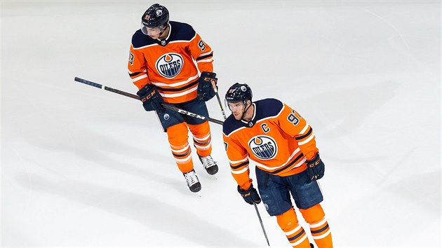 Edmontonští Ryan Nugent-Hopkins (vlevo) a Connor McDavid vyrovnali sérii rozšířeného play off s Chicagem.
