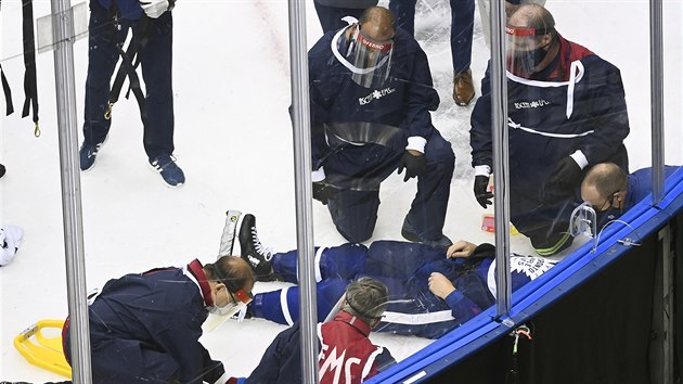 Obránce Jake Muzzin z Toronto Maple Leafs leží na ledě a je v péči lékařů.
