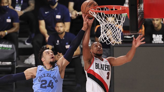 CJ McCollum (vpravo) z Portlandu zakonuje na ko Memphisu. Marn ho brn Dillon Brooks.