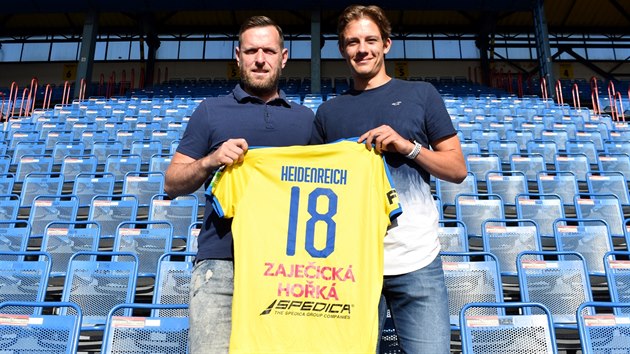 David Heidenreich (vpravo) pózuje s teplickým dresem spolu se sportovním ředitelem klubu Štěpánem Vachouškem.
