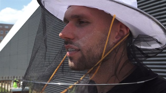 Reportér Matěj Smlsal si před cestou za včelami nasadil apartní klobouček.