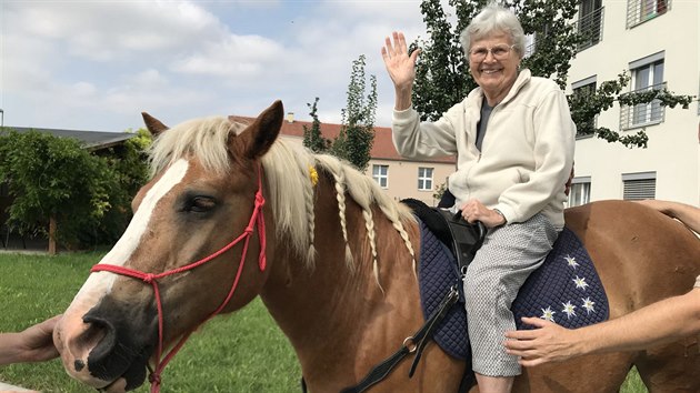Obyvatele olomouckého domova pro seniory včetně lidí trpících Alzheimerovou chorobu či jinou formou demence navštívila chovatelka se dvěma koňmi.